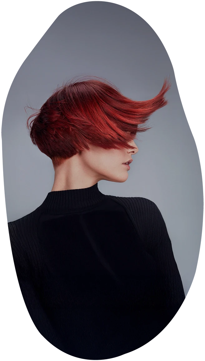 Coloration naturelle et mèches lumineuses réalisées au Studio AVEDA Genève