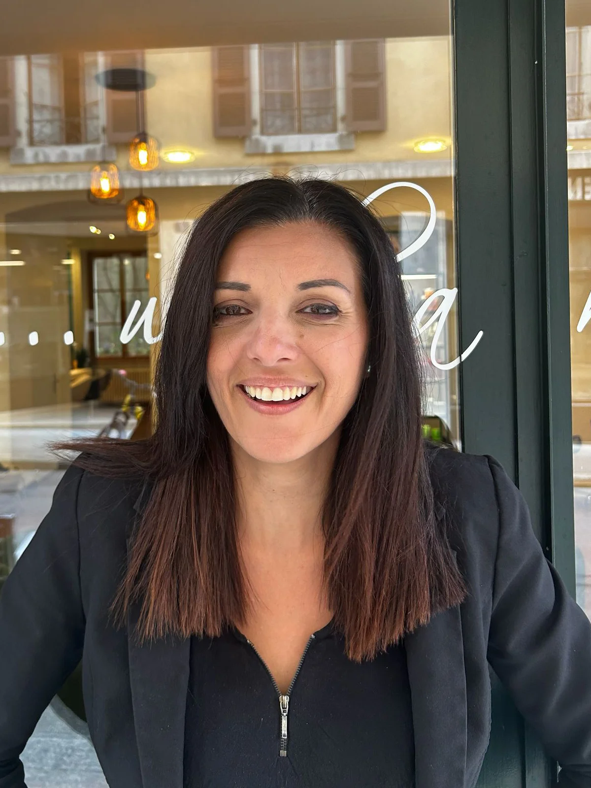 Jess, esthéticienne prothésiste ongulaire au Studio AVEDA Genève